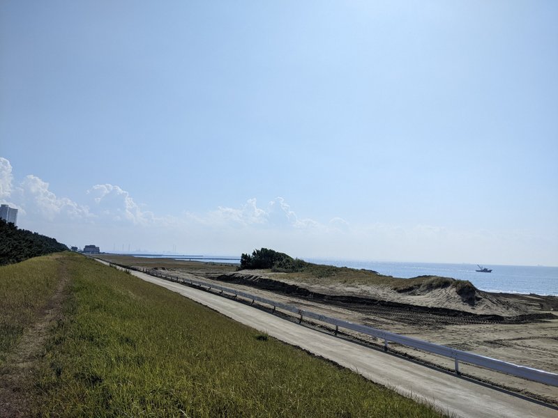 千葉県千葉市美浜区の東京湾沿いに広がる海岸。　人工的な浜だけどちゃんと海に面してはいるのでビーチコーミング等も可能。　まだ全面完成前のようで東側と海沿いの一部以外は工事中で立ち入りできなかった。