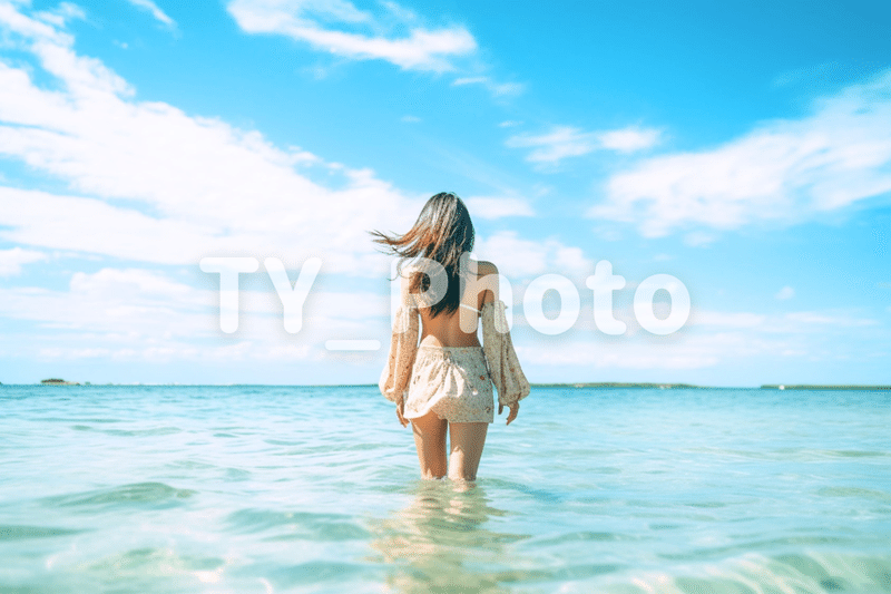 「女性の後ろ姿」フリー素材５選【写真AC】：1.海の中に立つ女性の後ろ姿