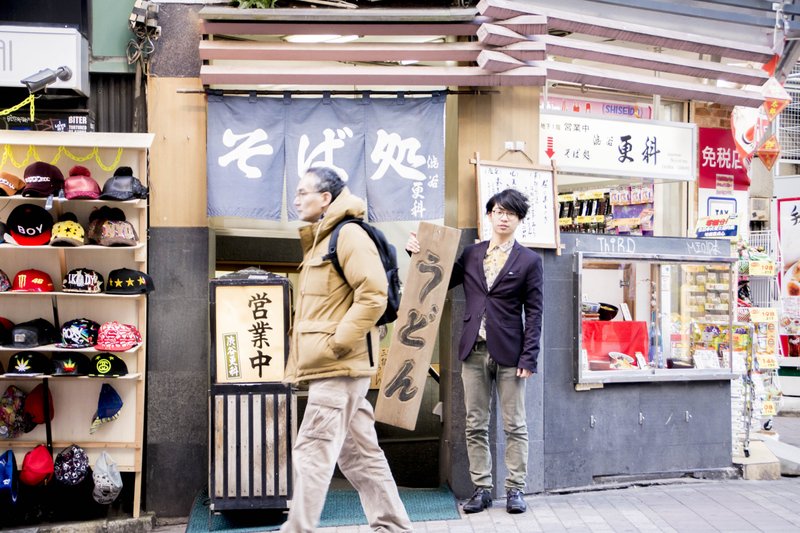 うどん看板 in front of 蕎麦屋