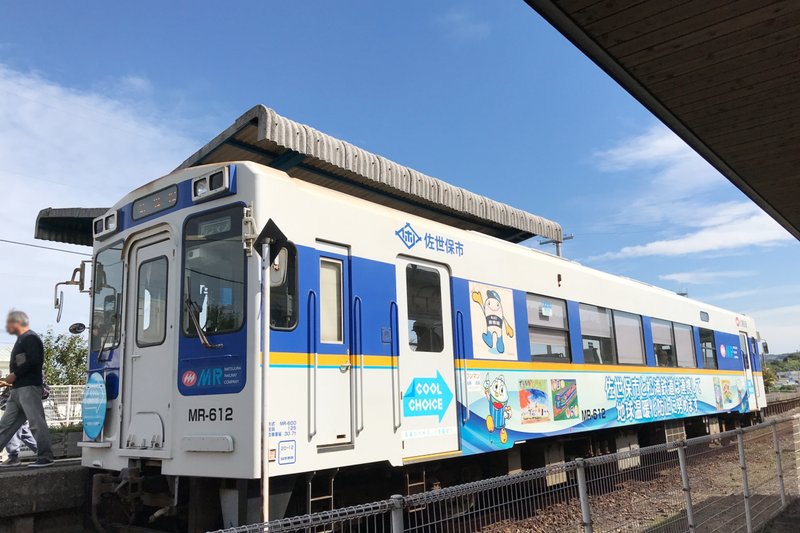 松浦駅舎、列車（ホーム）の写真