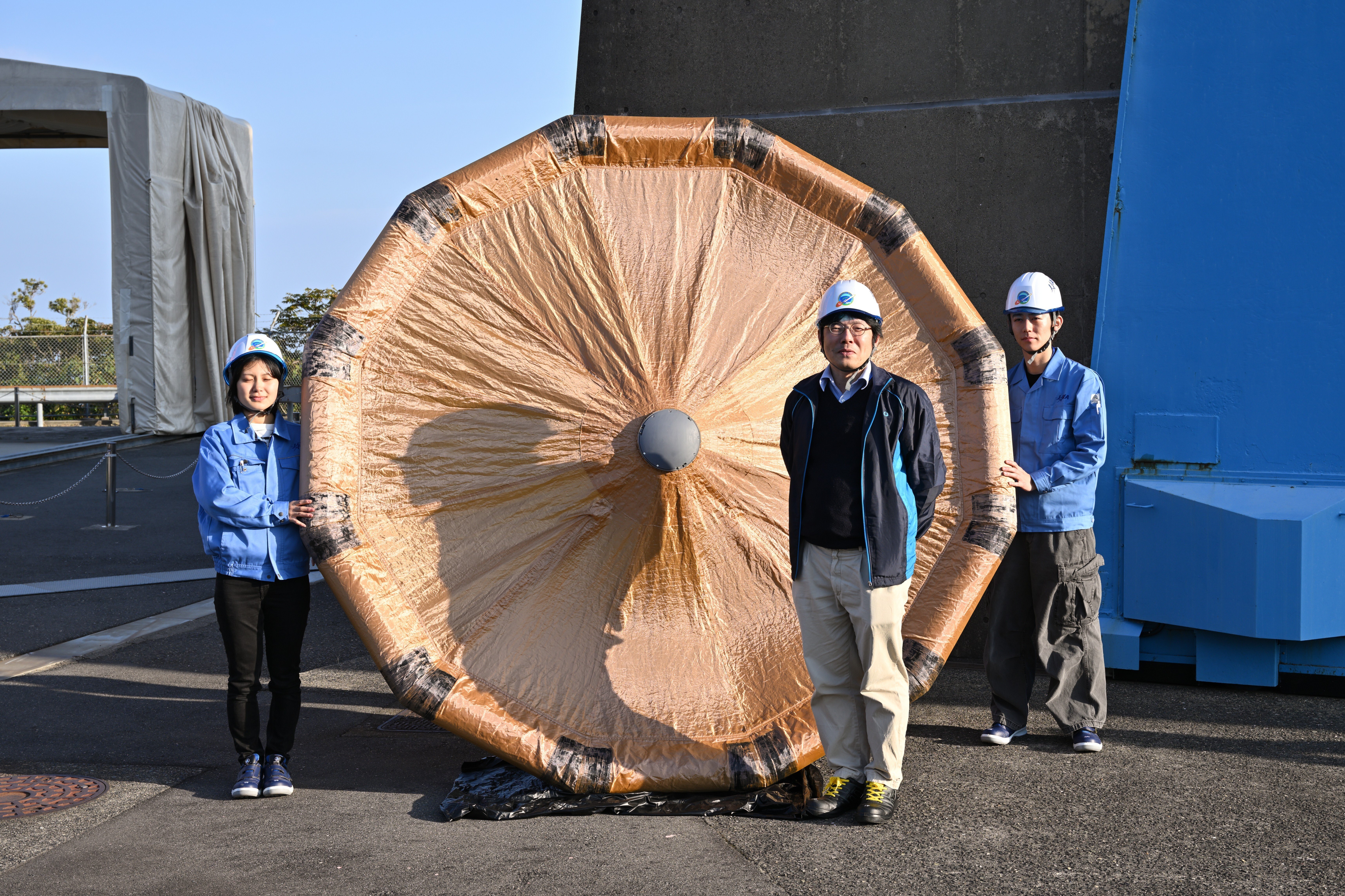 S-520-33号機の実験装置（その1） 大きな傘を広げて地球や火星に着陸