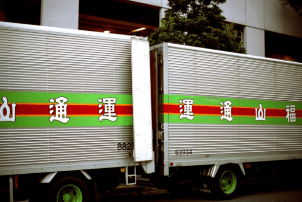 福山通運のトラックが背中と背中を合わせている。福山通運運通山福と読める。
