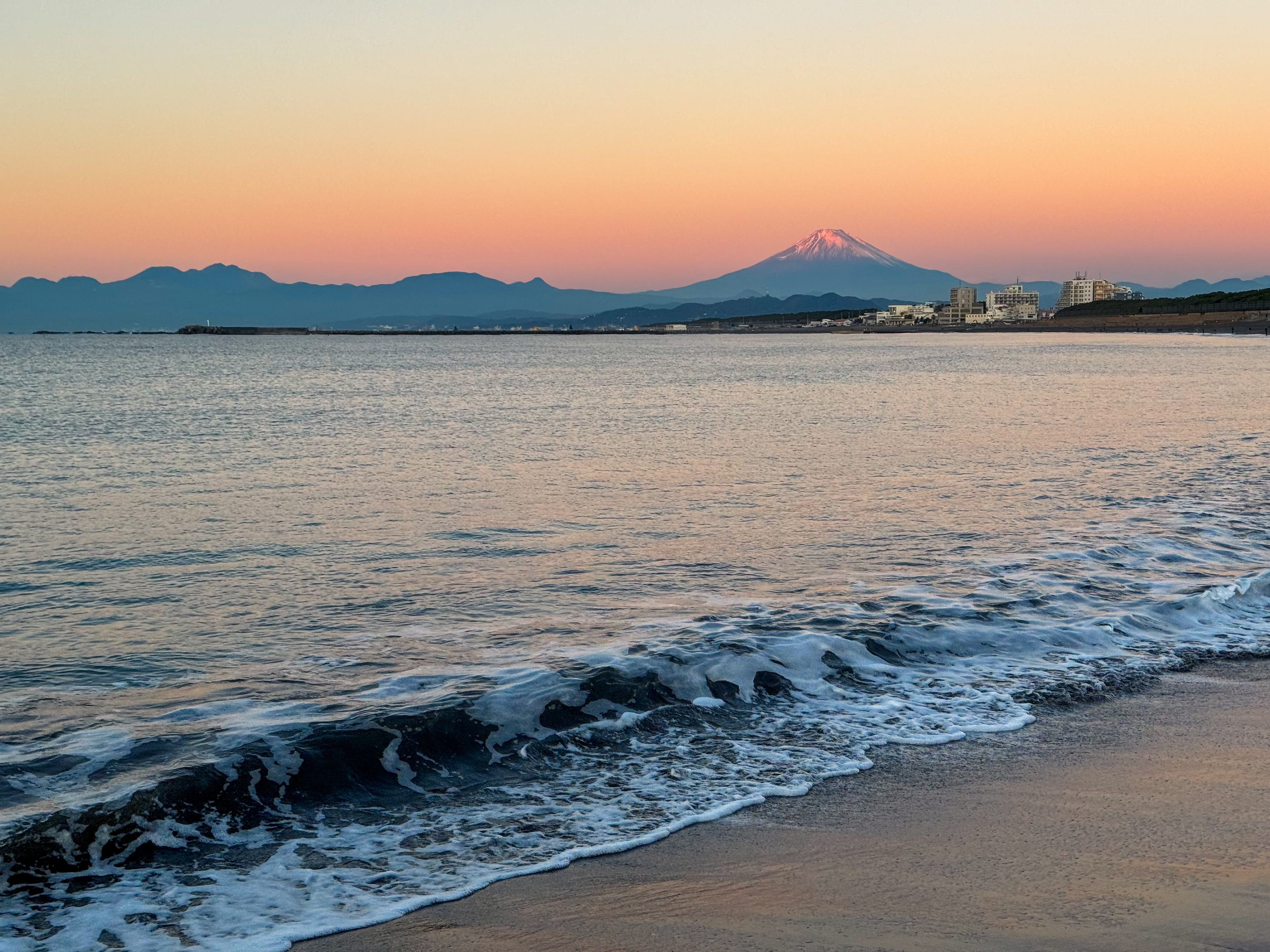 富士山に太陽の光が届くとき｜Cressonboy