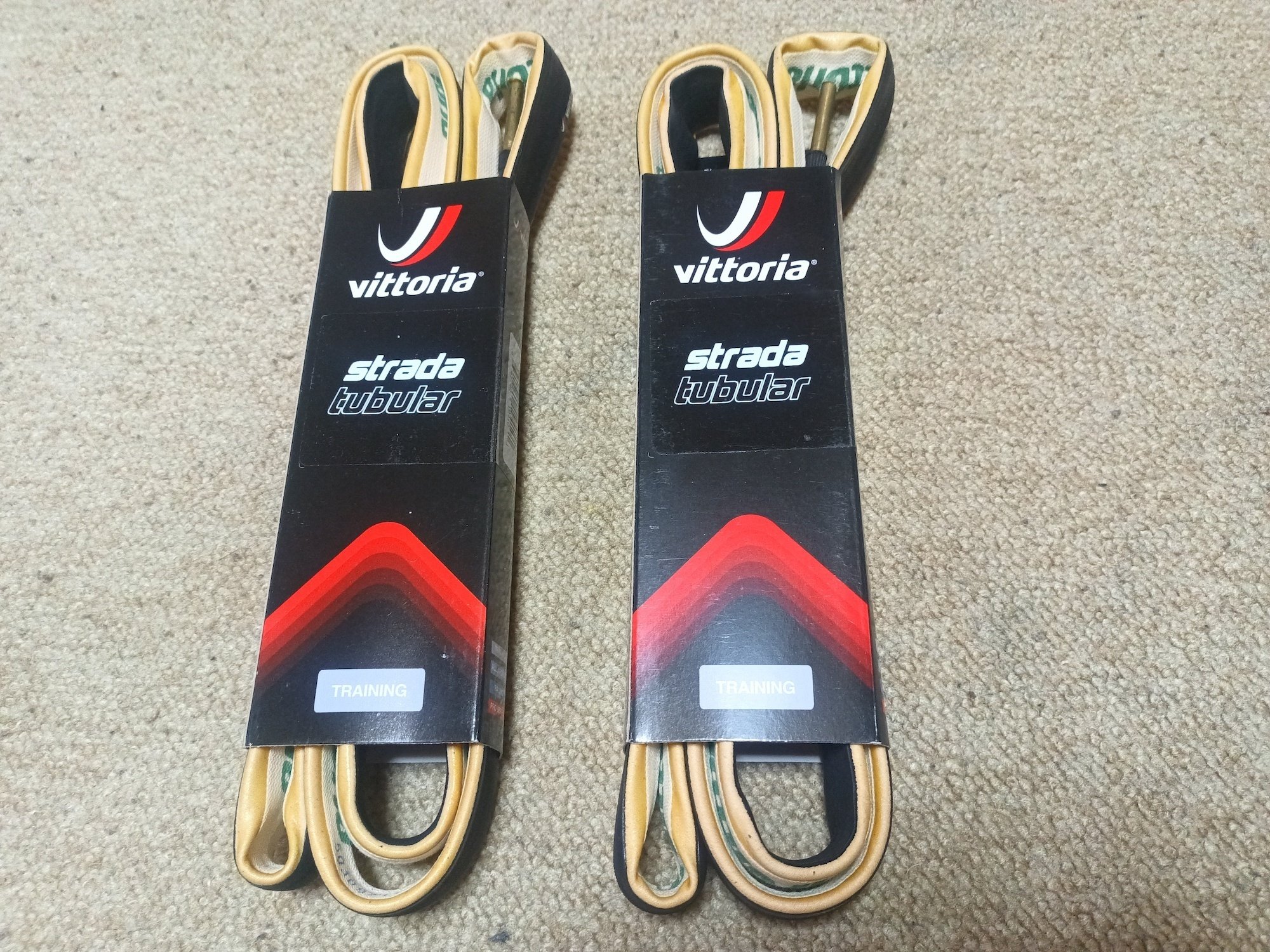 ロードバイク： 高級なクリンチャーと廉価なチューブラーはどちらが