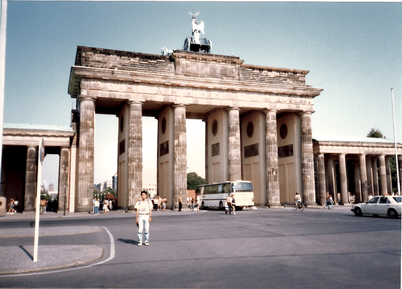 ブランデンブルク門。壁崩壊をリアルタイムで見た身としては、外せなかった。