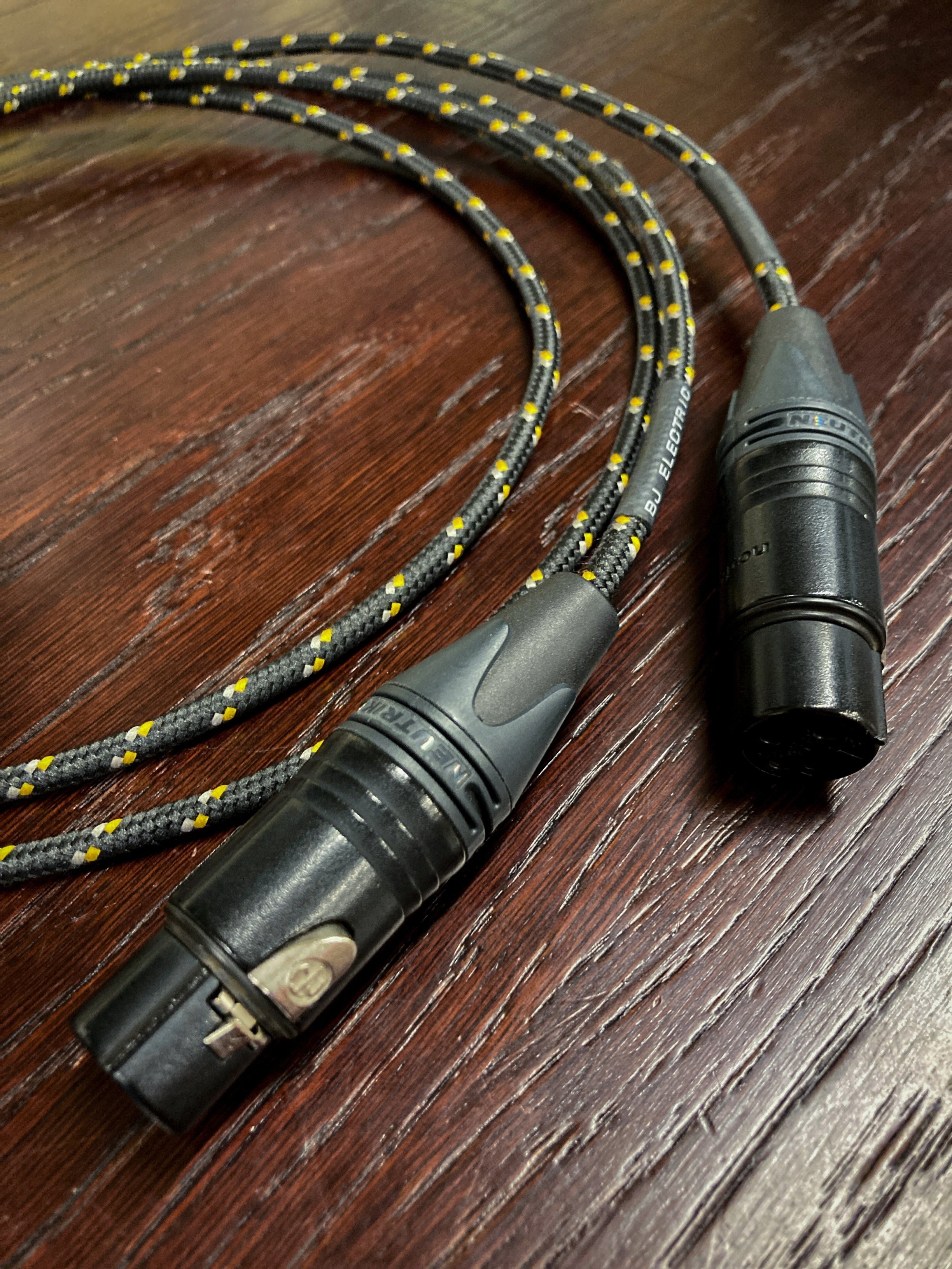 電線の新旧比較。(BJ ELECTRIC社のケーブル)|Satoshi Horibe 電線の新旧比較。(BJ ELECTRIC社のケーブル)|Satoshi Horibe