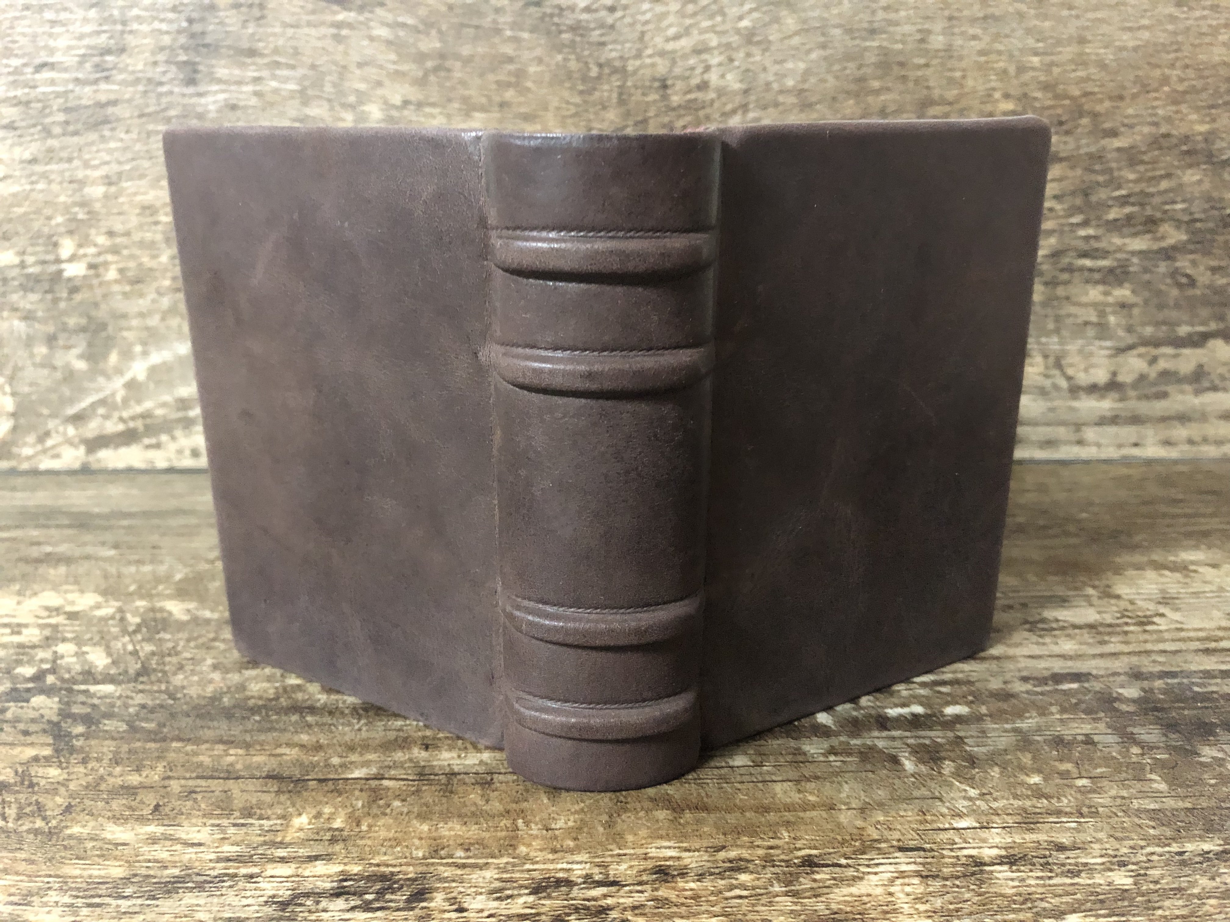 魅惑の革装丁】古き良き手製本の世界。｜本つくり人・綴人