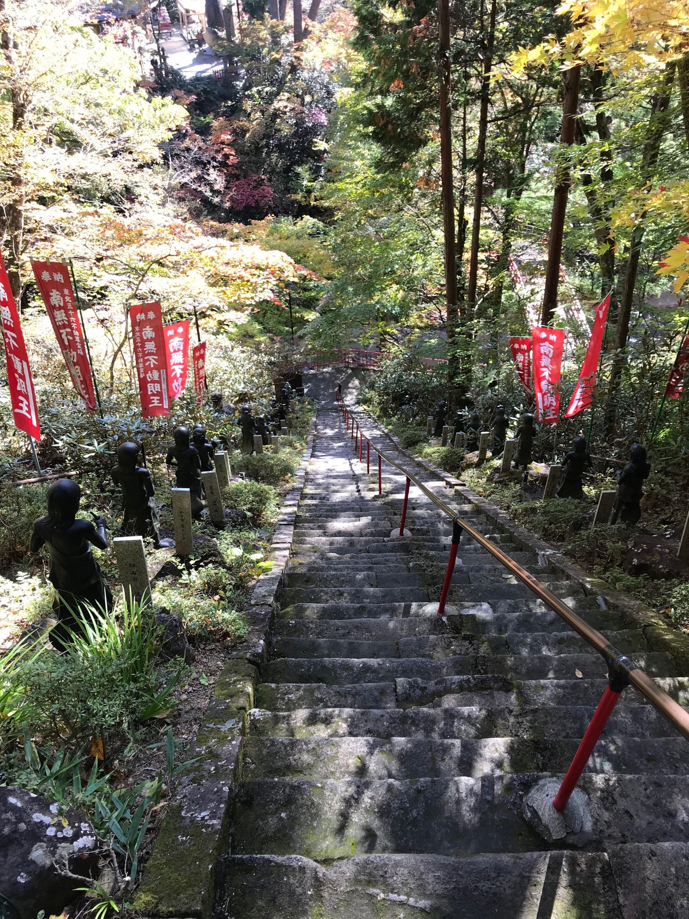 三十六童子と紅葉が見守るなか、巨岩の洞窟の奥の院へ〜山本