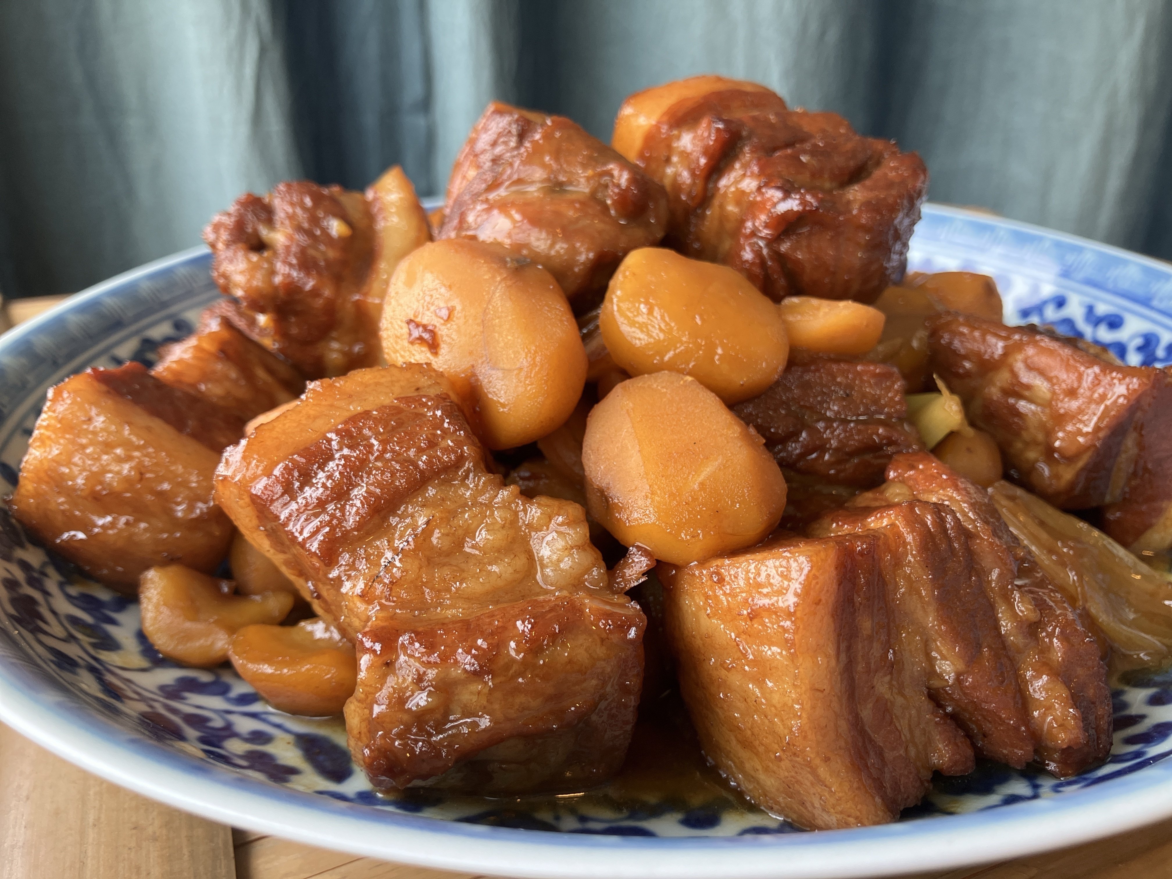 おうちで中華 - 板栗焼肉（栗と豚三枚肉の甘辛醤油煮込み