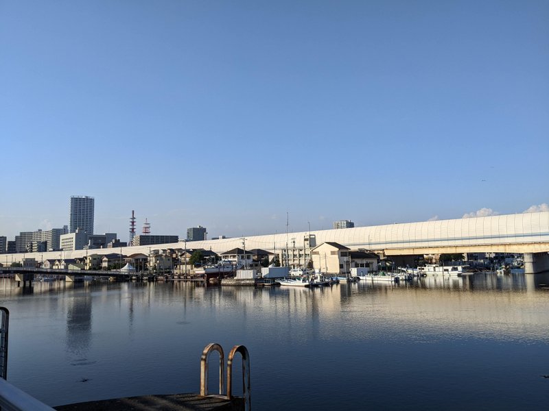 千葉県船橋市の海老川～千葉港間に佇む水門（写真は水門から見た合流地点）。　