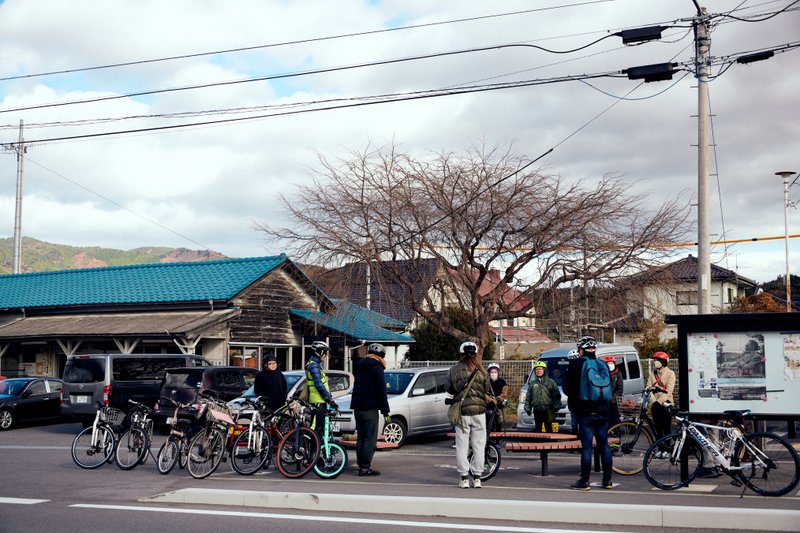 小川郷駅前で集まっている様子、参加者らが円になり、自転車が並べられている