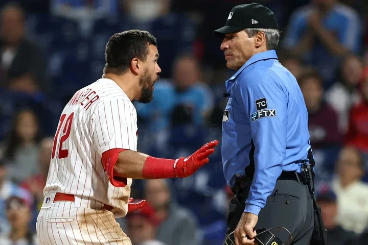 MLBアンパイアユニフォーム ぎこちない