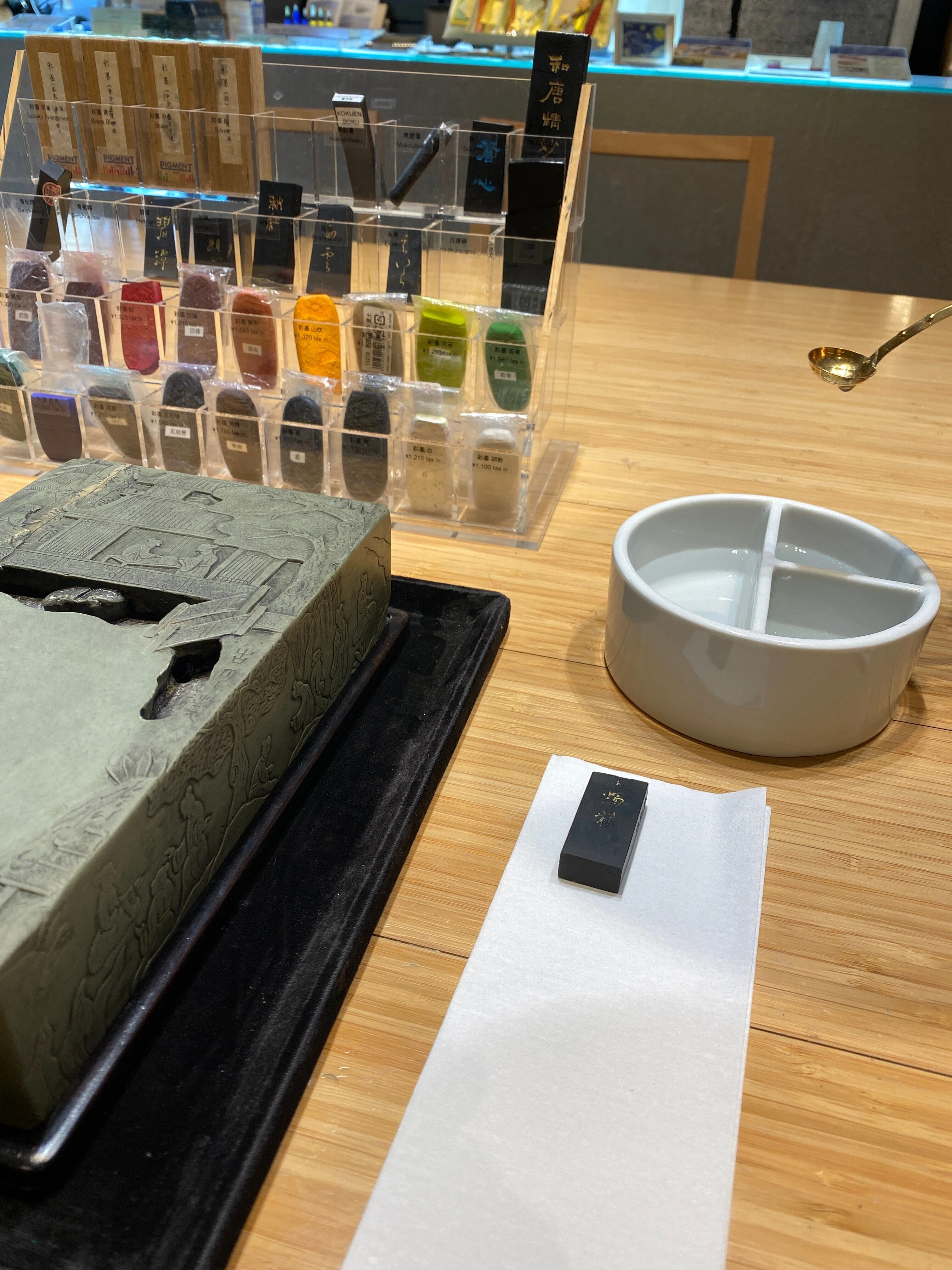 幽玄なる硯になった石 / 伝統画材ラボ「PIGMENT」｜Lulu's Cabinet