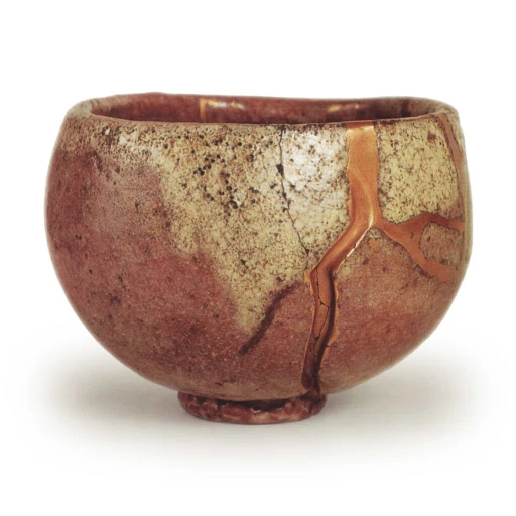 週末アート》 技術が芸術に昇華した「金継ぎ 」｜しじみ ｜デザインを