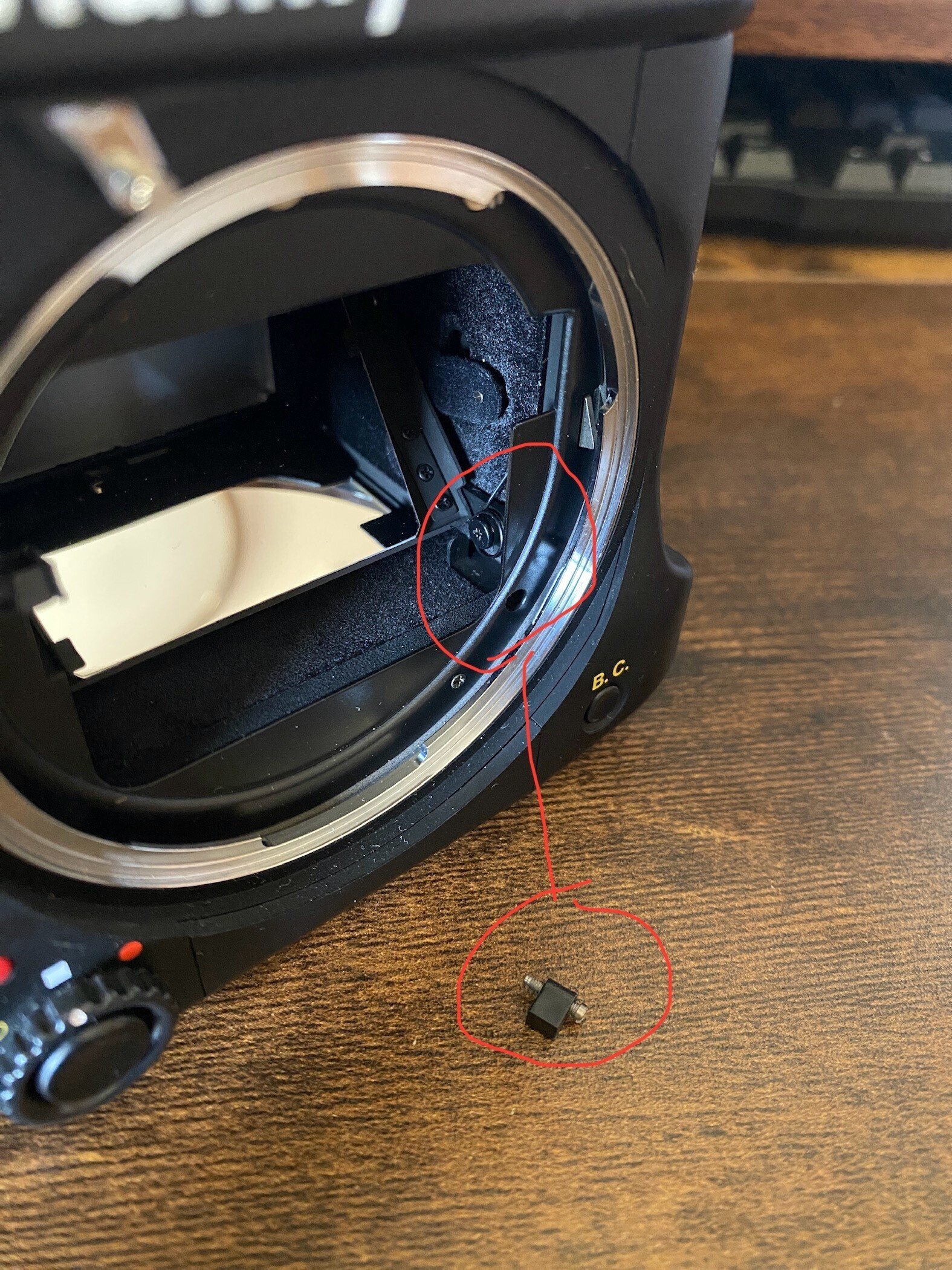 Mamiya 645 PRO TL 中判フィルムカメラボディーのみ/不良品 Mamiya 645 Pro 写真のピントが合わない時は、ある部品が故障し