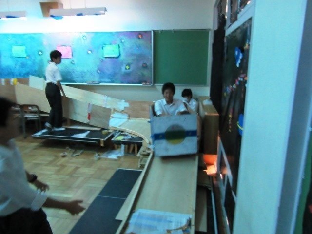 教室に完成したジェットコースターの写真