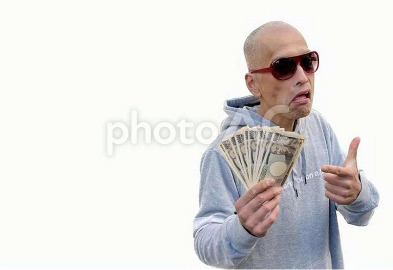 お金を持つサングラスをかけた日本人男性の画像