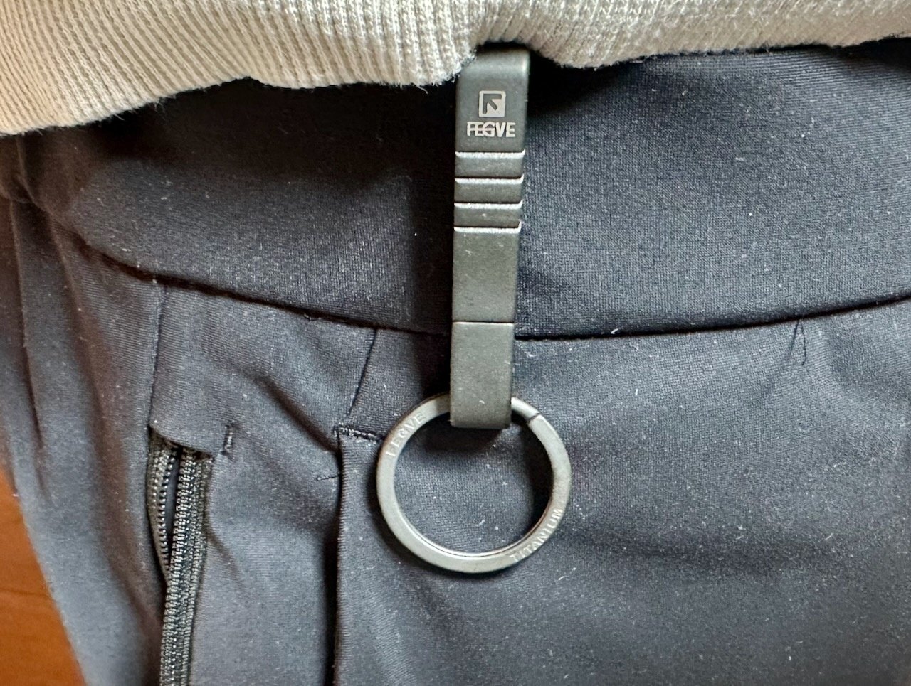 ベルトループがないズボンでもウォレットチェーンを使用したい際の