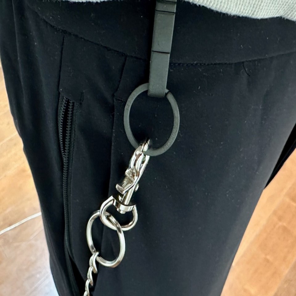 ベルトループがないズボンでもウォレットチェーンを使用したい際の救世主・TISURベルトクリップキーホルダー！｜NEO TOKYO TV