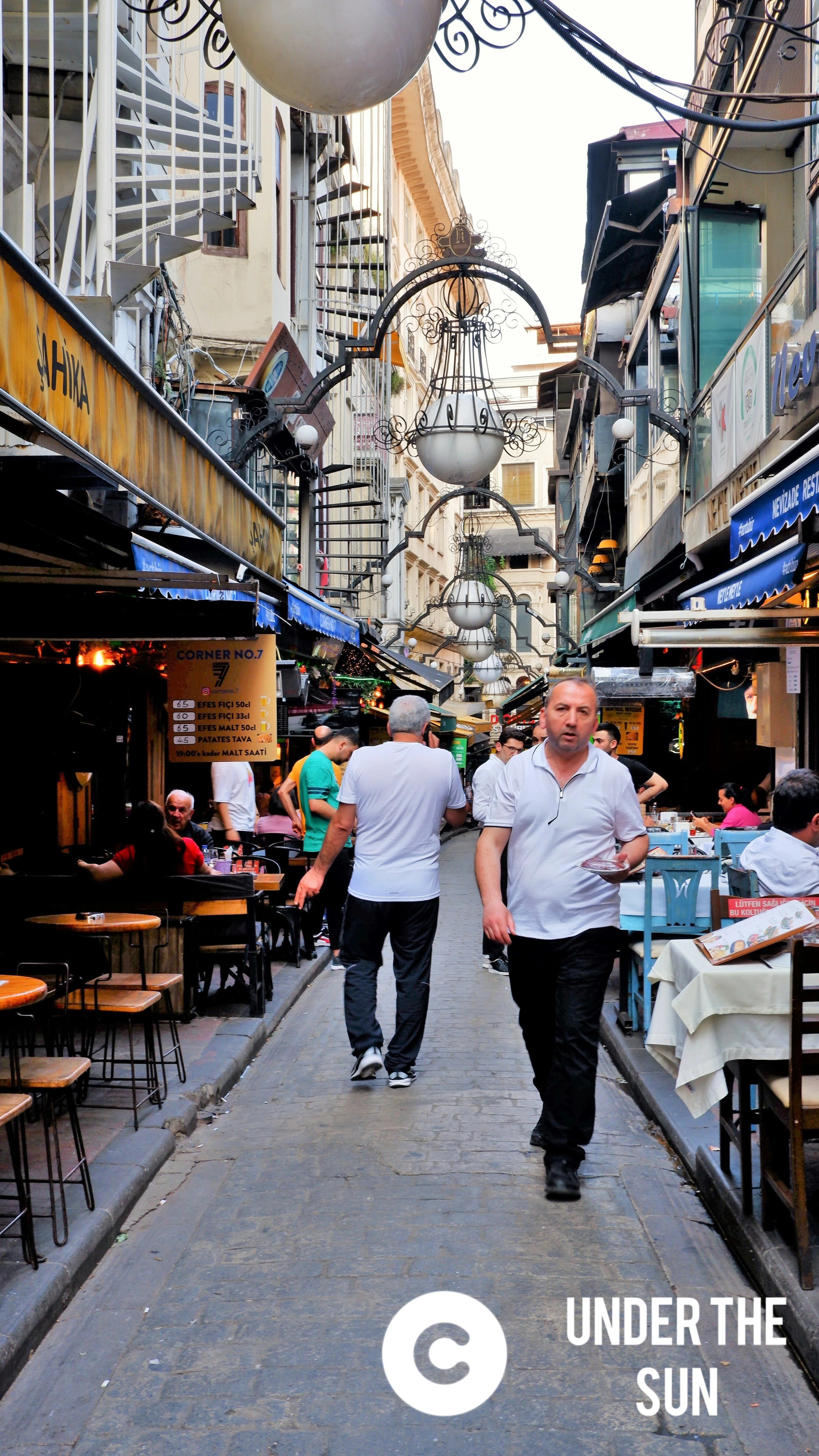 広場の市 🇹🇷変わるイスタンブール新市街のまち歩き｜Under The Sun