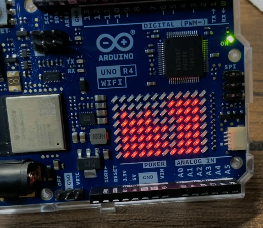 Arduino UNO R4 Wi-FiのLEDで遊んでみた。|のあざみ