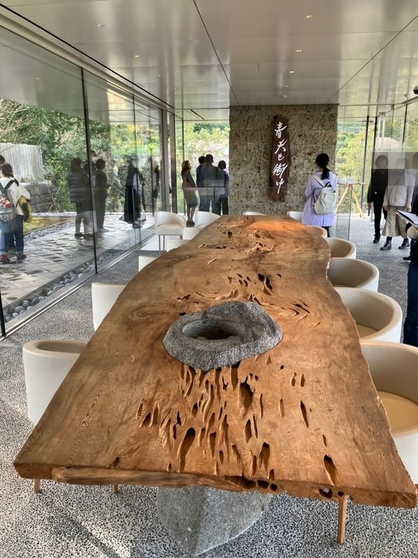 待合棟の縄文杉(屋久杉)一枚岩のテーブル
