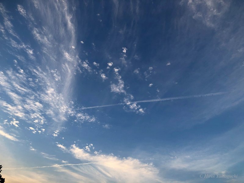 空に雲がかかっています。二本の直線が伸びています。