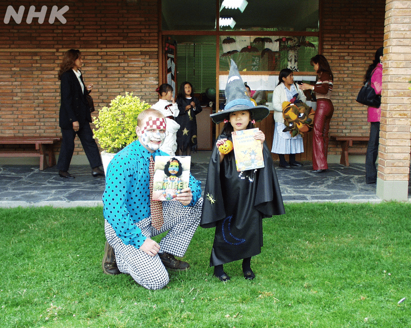 学校のハロウィーン行事に参加する小学生の頃の筆者