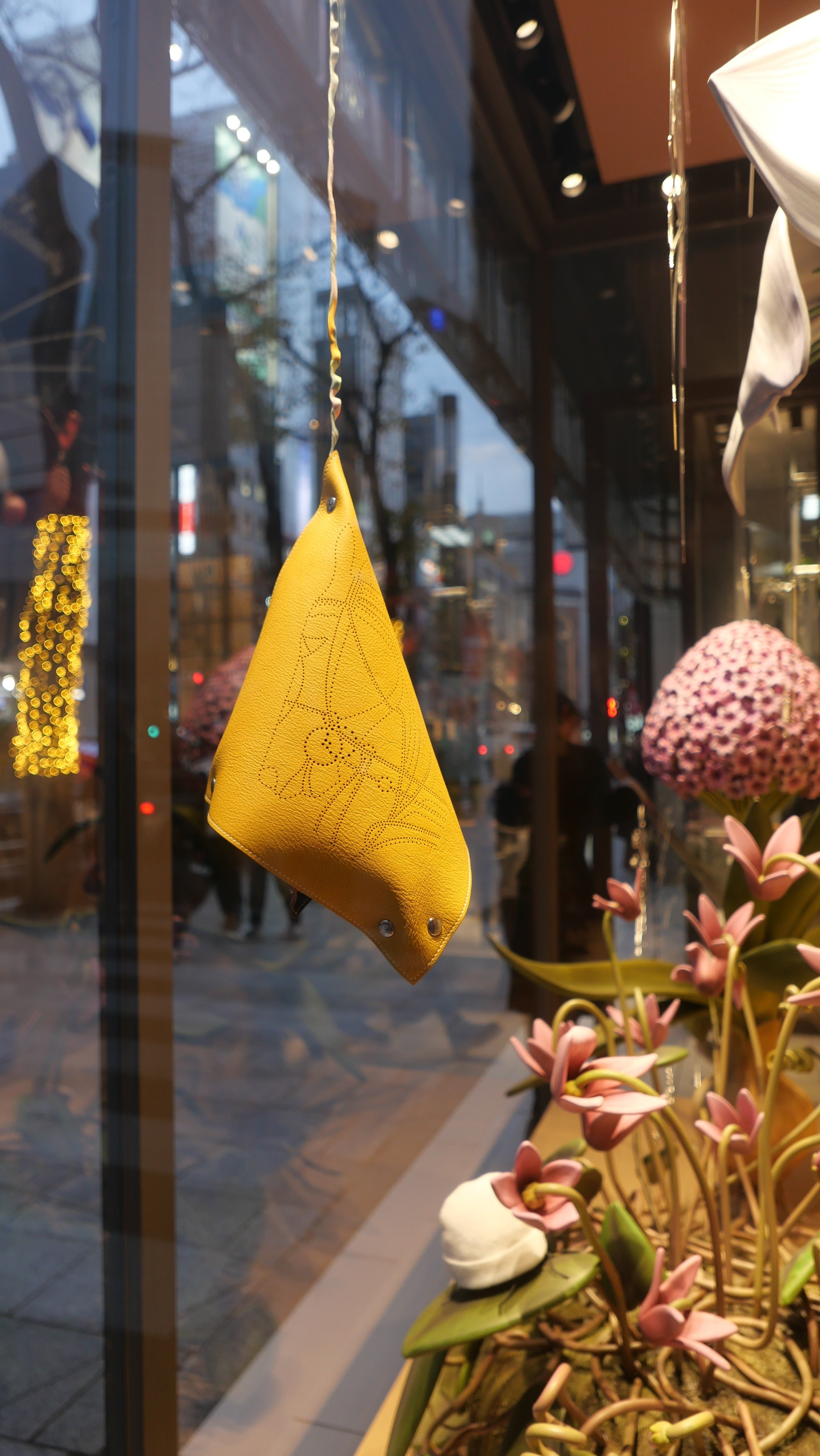 虫たちが戯れる東 信さんの植物図鑑 / 銀座メゾンエルメス ウィンドウ