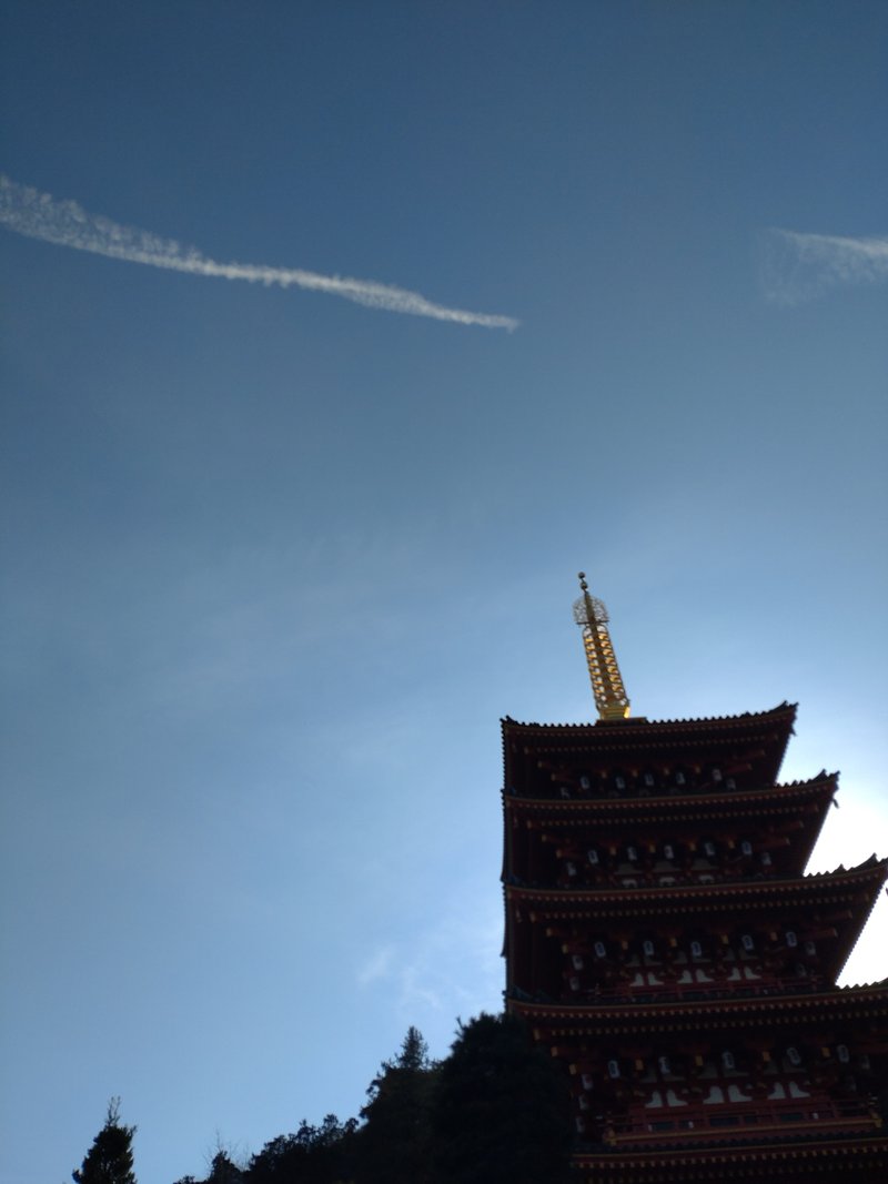 数年前から、毎年12月に参拝させていただいている高幡不動尊へ。お護摩修行に参列後、お堂を出てみあげると、五重塔の上に龍雲が。