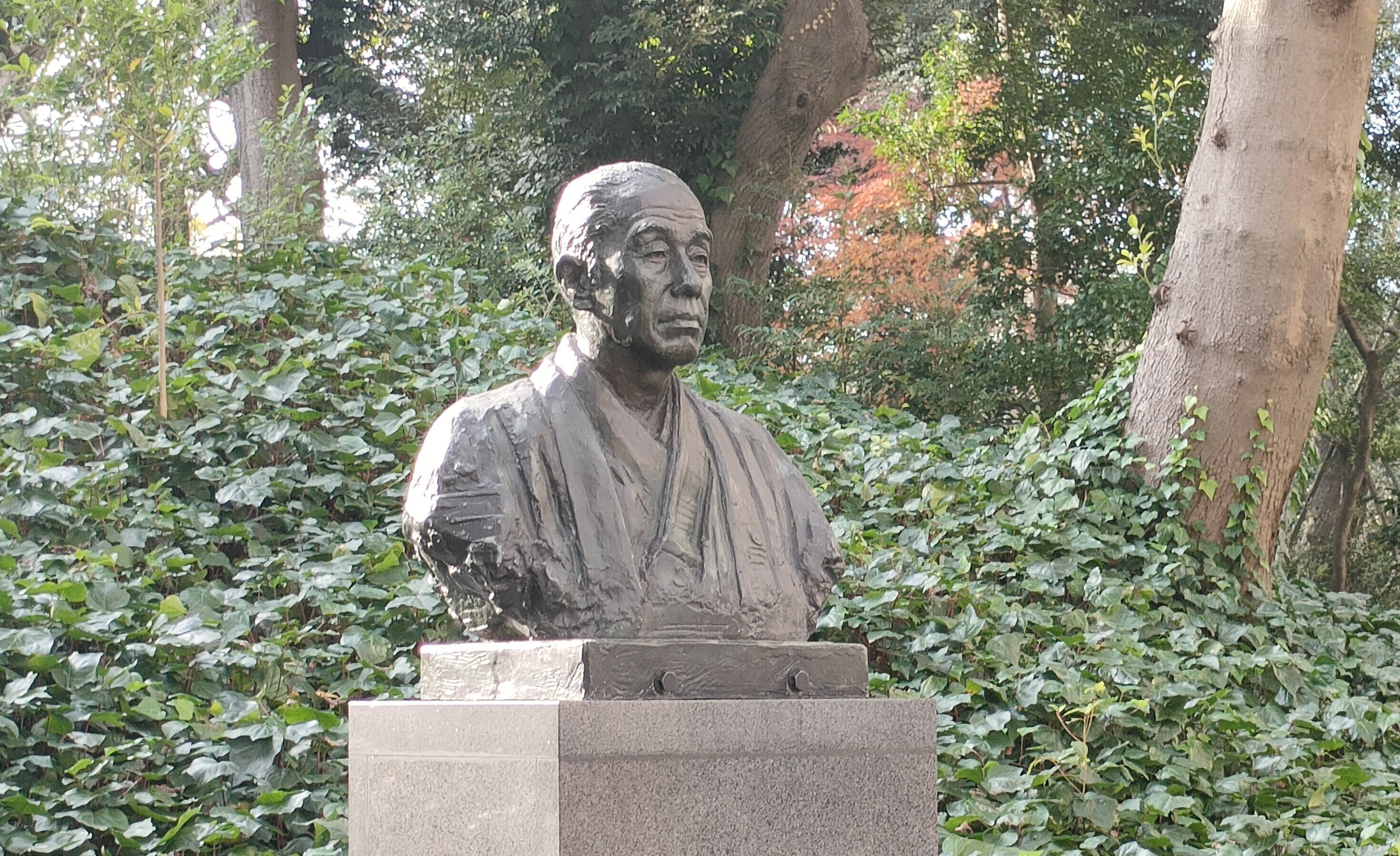 三田演説館と福澤諭吉胸像｜福光 寛 中国経済思想摘記