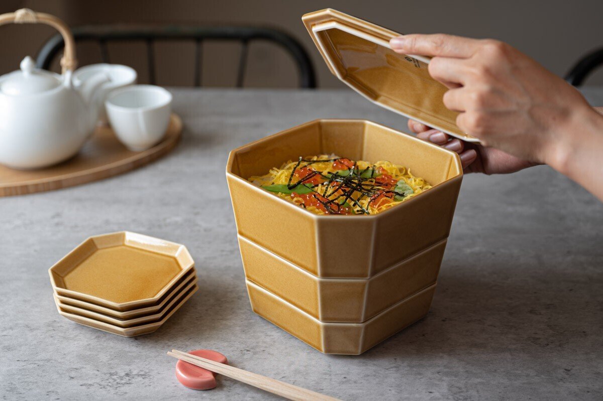 香蘭社 黒釉金笹絵 三段重 新品未使用 桐箱入り 香蘭社 三段重 香蘭社 黒釉金笹絵 三段重 新品未使用