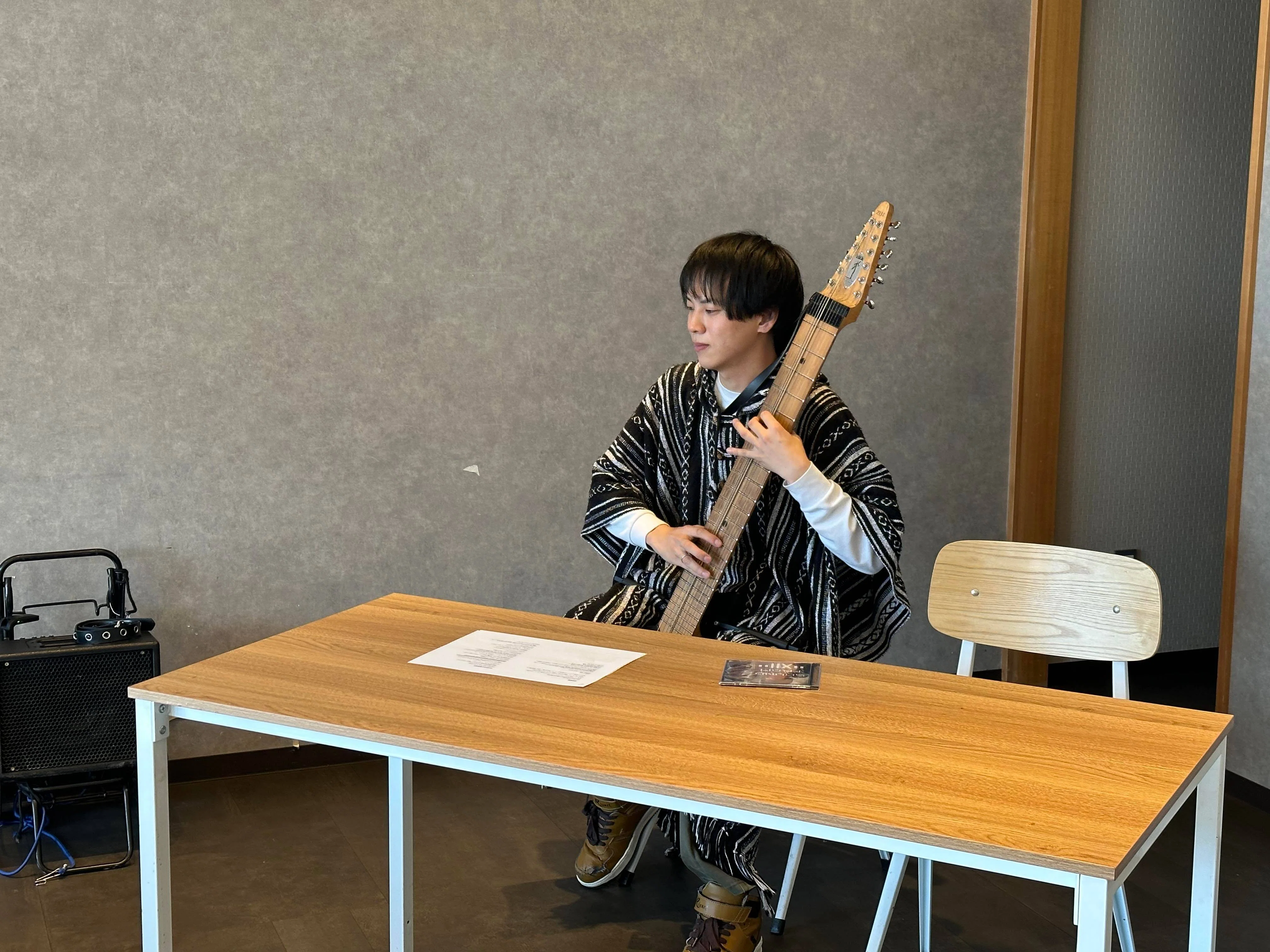 街にとけこむ音楽を生み出す弦楽器、チャップマン・スティック奏者