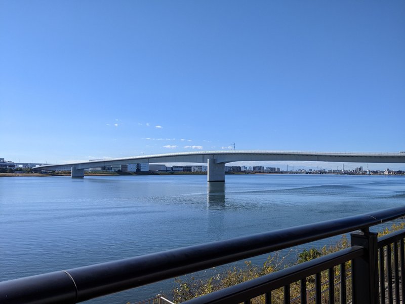 東京都大田区羽田空港～神奈川県川崎市川崎区殿町の間の多摩川に架かる橋。　2022年3月に開通した橋なのですごく綺麗。