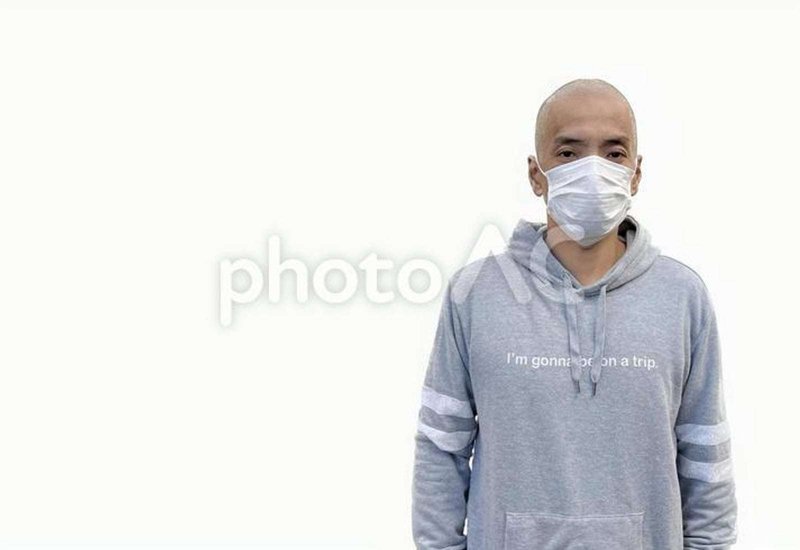 風邪でマスクをする日本人男性の画像