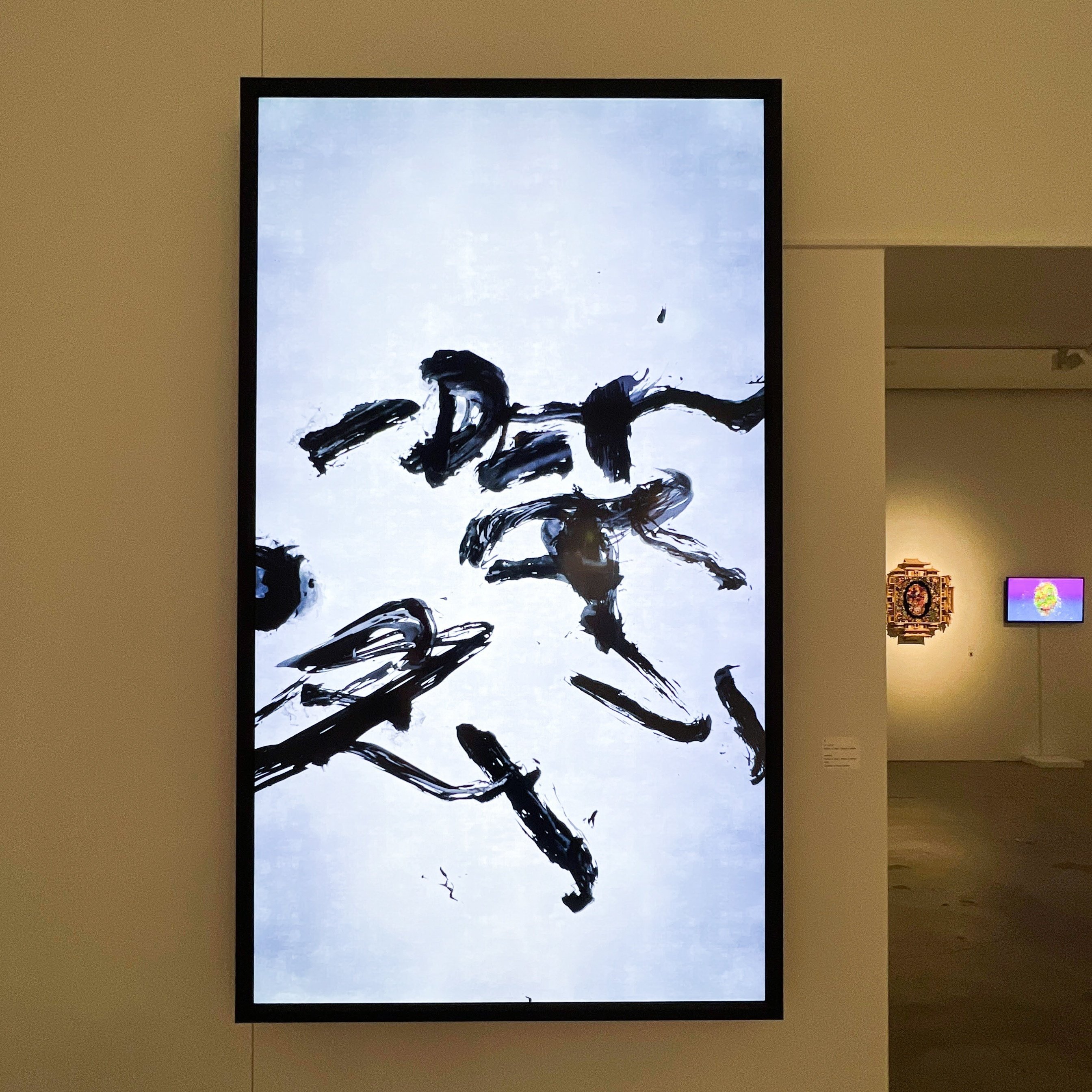 わかる人にはわかる芸術 一見するとよくわからないが、あることをすると隠された絵がわかる