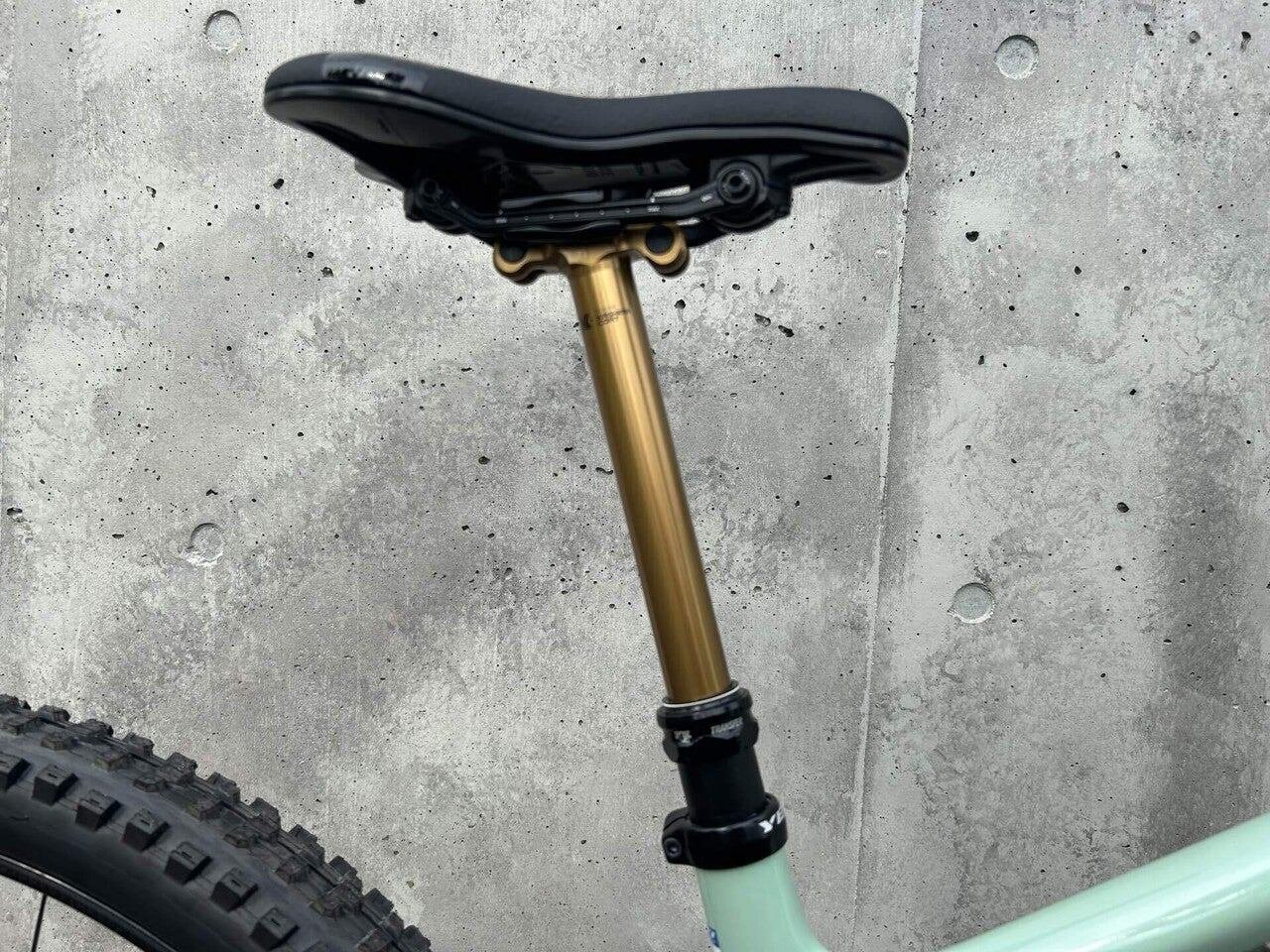 WTB Yeti Cycles純正サドル 黒/黄色 Yeti Cycles - High-End Mountain Bikes | evo