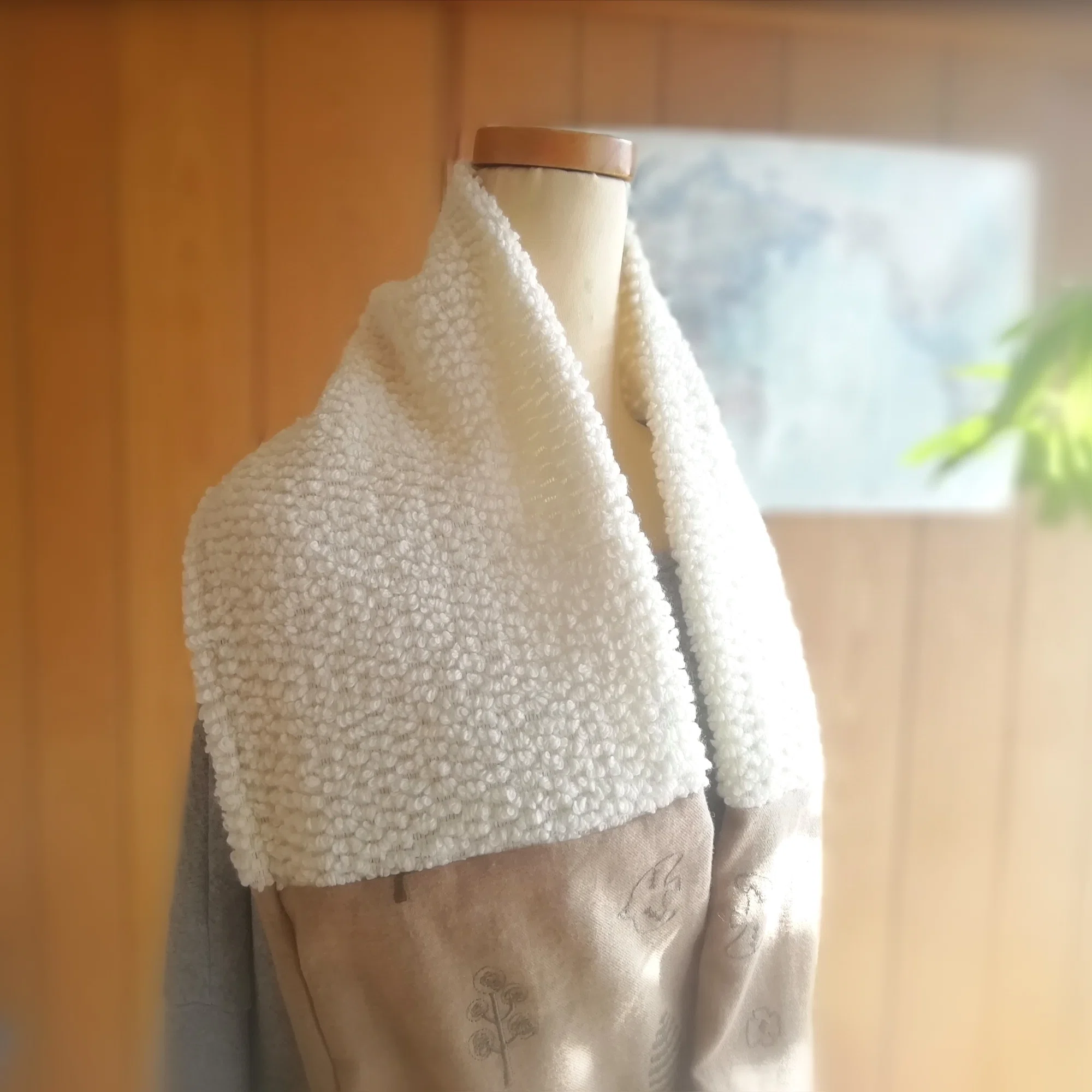 ボアと北欧刺繍の2色スヌード ホワイト×ベージュ 巻き方で色々な表情を 