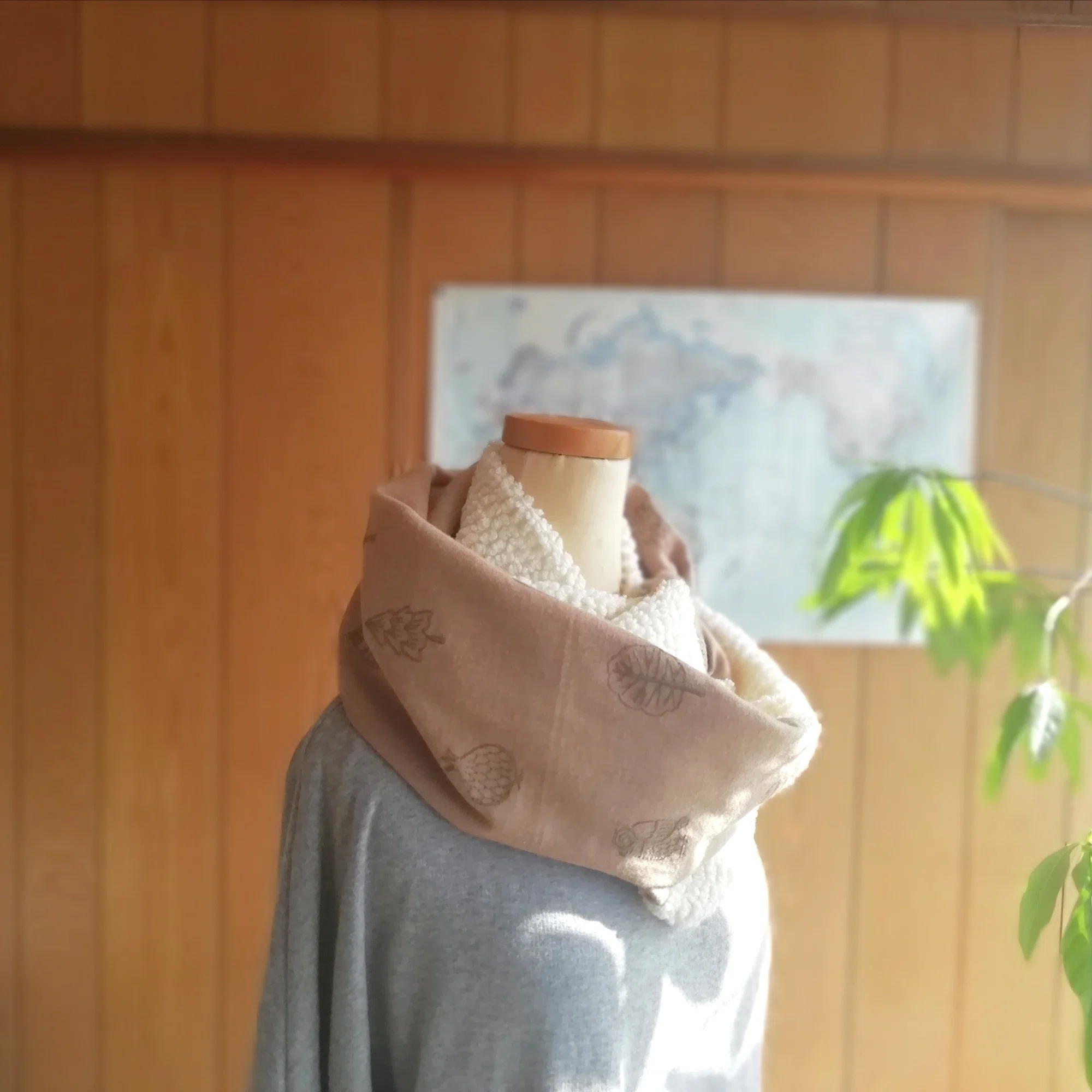 ボアと北欧刺繍の2色スヌード ホワイト×ベージュ 巻き方で色々な表情を 