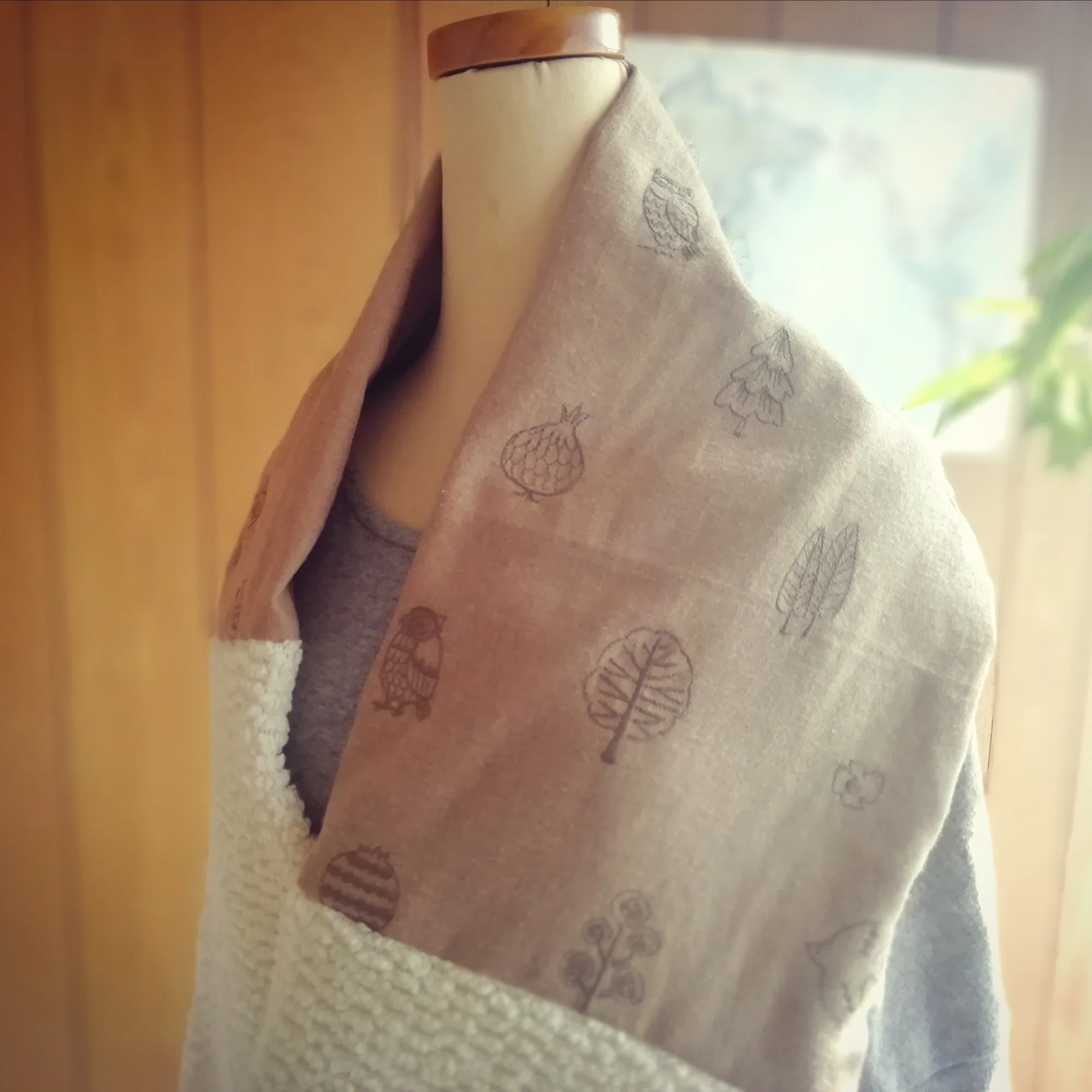 ボアと北欧刺繍の2色スヌード ホワイト×ベージュ 巻き方で色々な表情を 