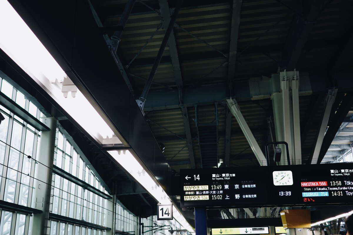 駅のホームと電光掲示板