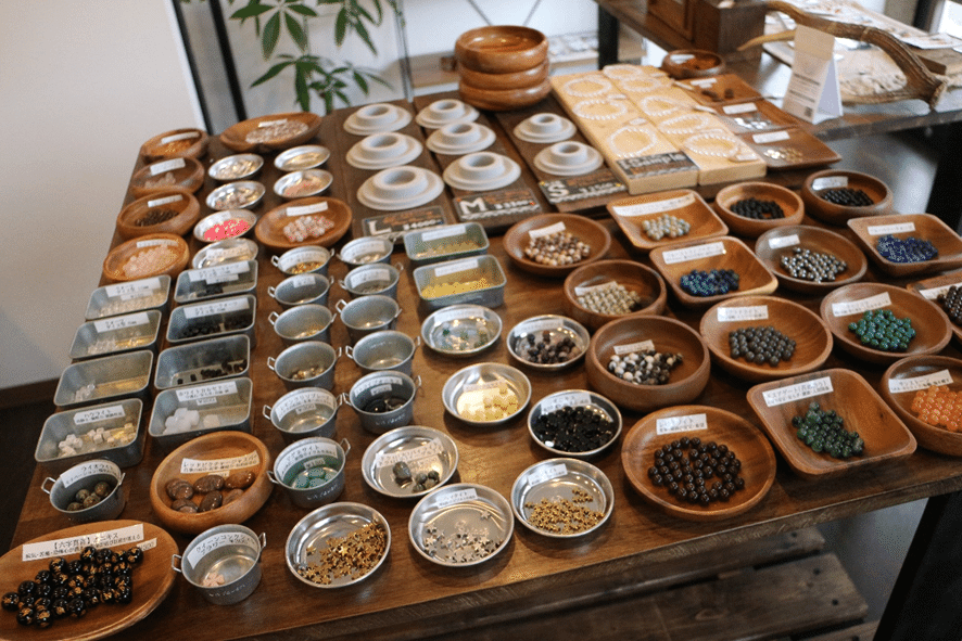 彫金天然石アクセサリー作家の夫婦が作る人生に寄り添う天然石