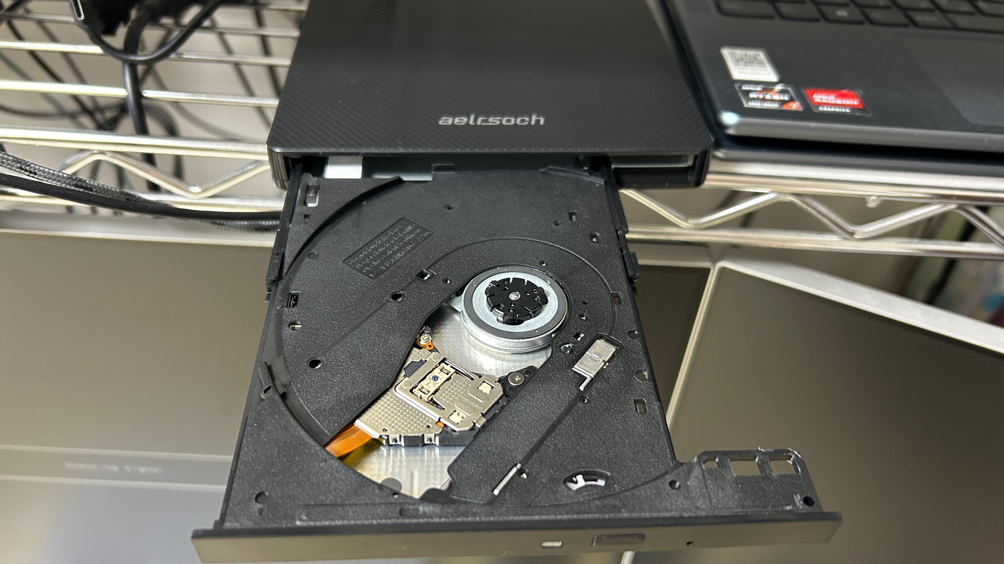 IDM用のCD再生ドライバとPCケーブルとグラボです あれ CD/DVDドライブ持って無かった｜ruype