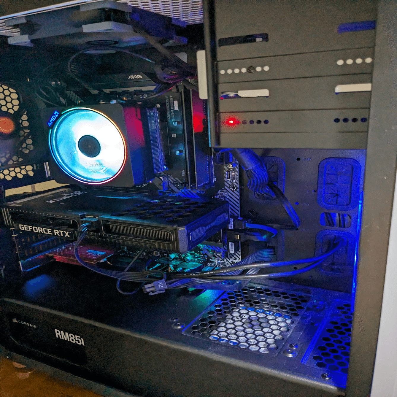 PCオタク大学生の引きこもりデスク紹介｜ひょいら