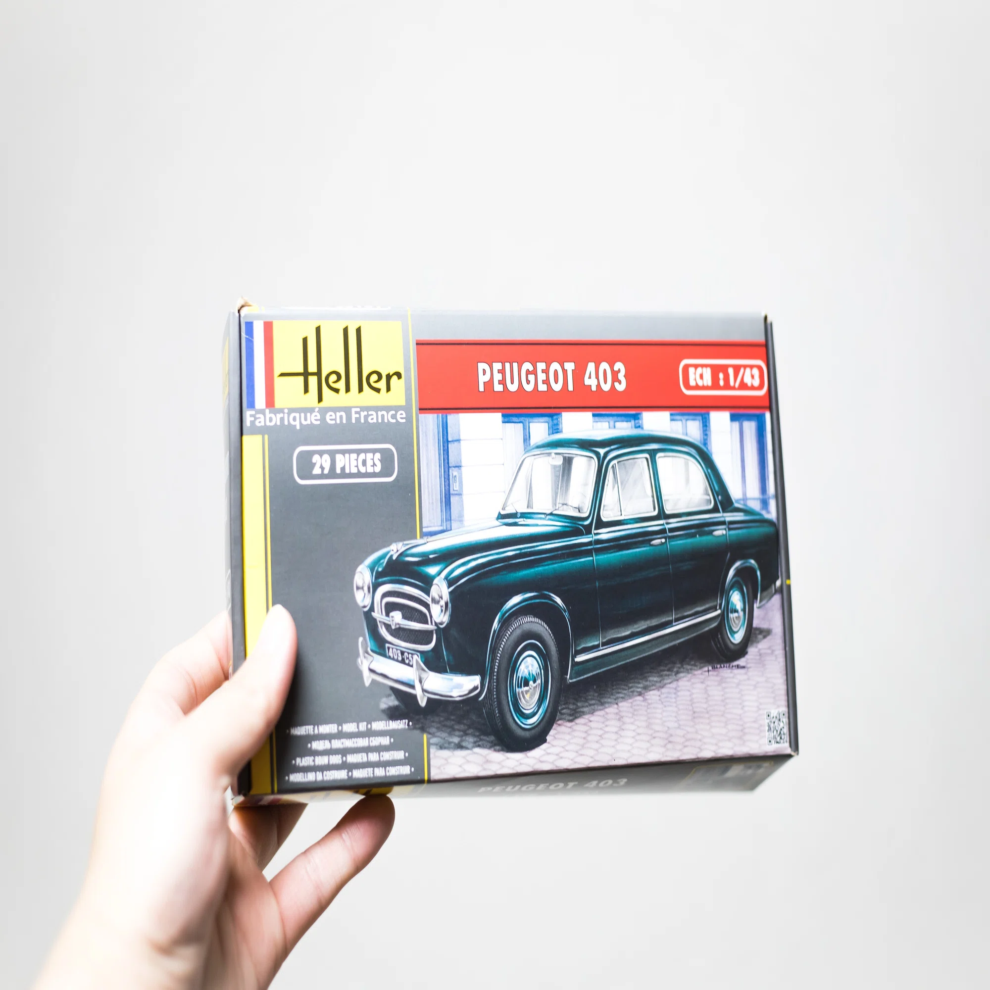 久々にプラモ】エレール 1/43 プジョー403を素組み｜もんぶらん