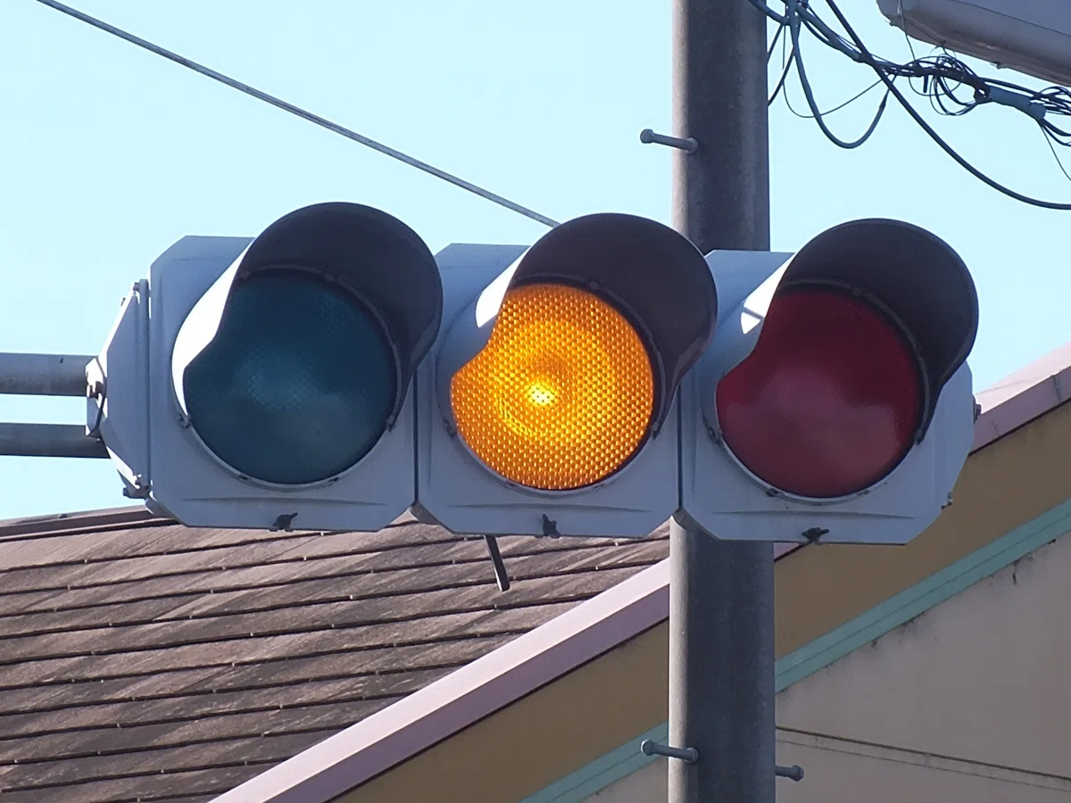 【桐生-100】桐生市相生町1丁目のオール日信セパブツブツレンズ300㎜+日信厚型LED右折矢印灯と京三PLA前期型スタンレー網目レンズ歩灯 ...