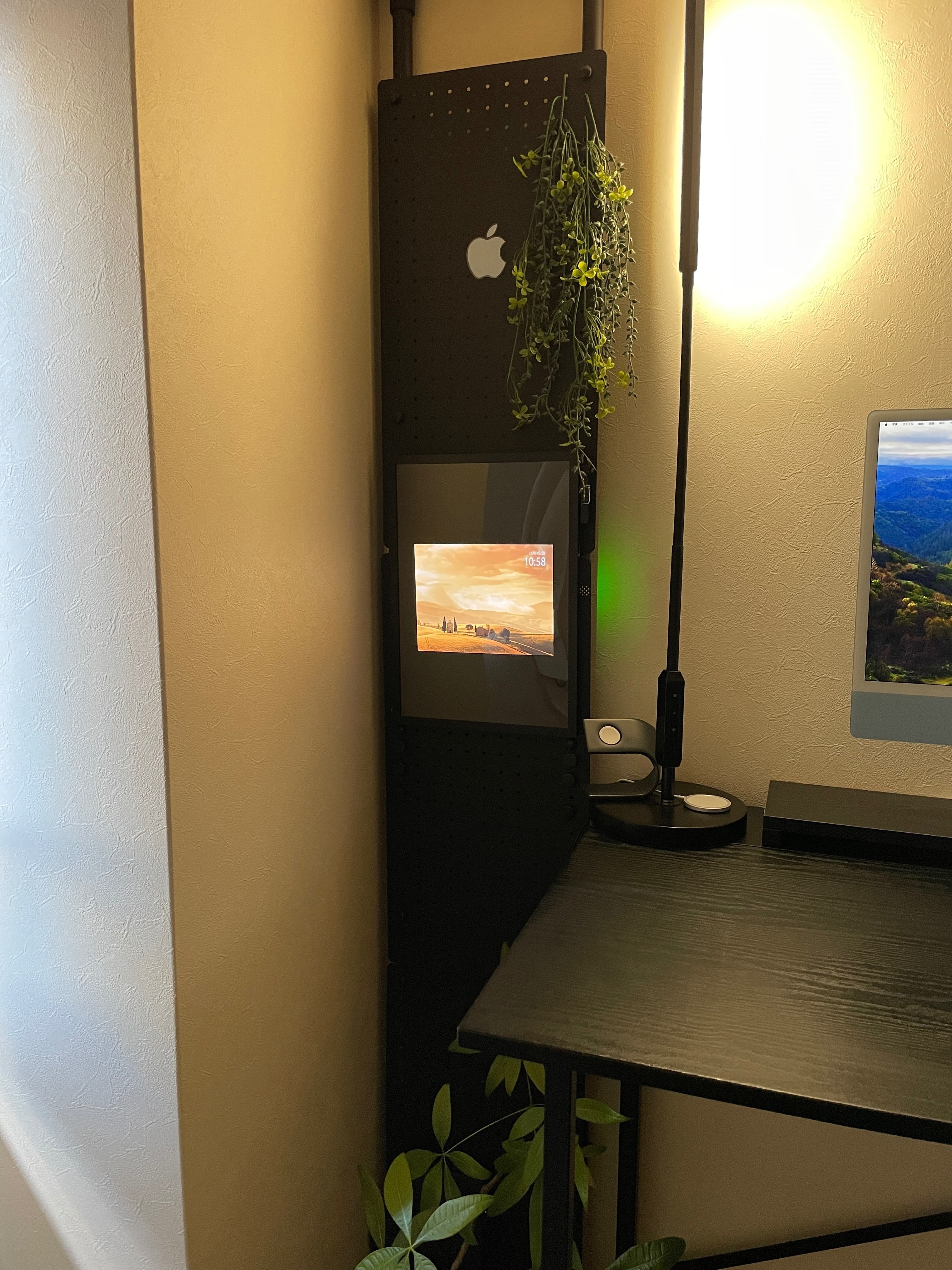 カラクラの筐体にiPadの液晶とHDMIコントローラーを組み込んだもの VESA カラクラの筐体にiPadの液晶とHDMIコントローラーを組み込んだ