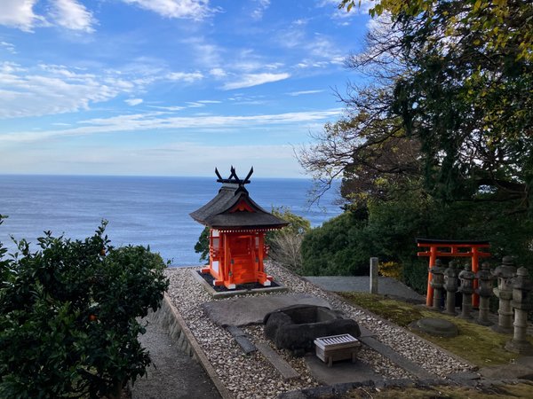 江之浦測候所の甘橘山春日社