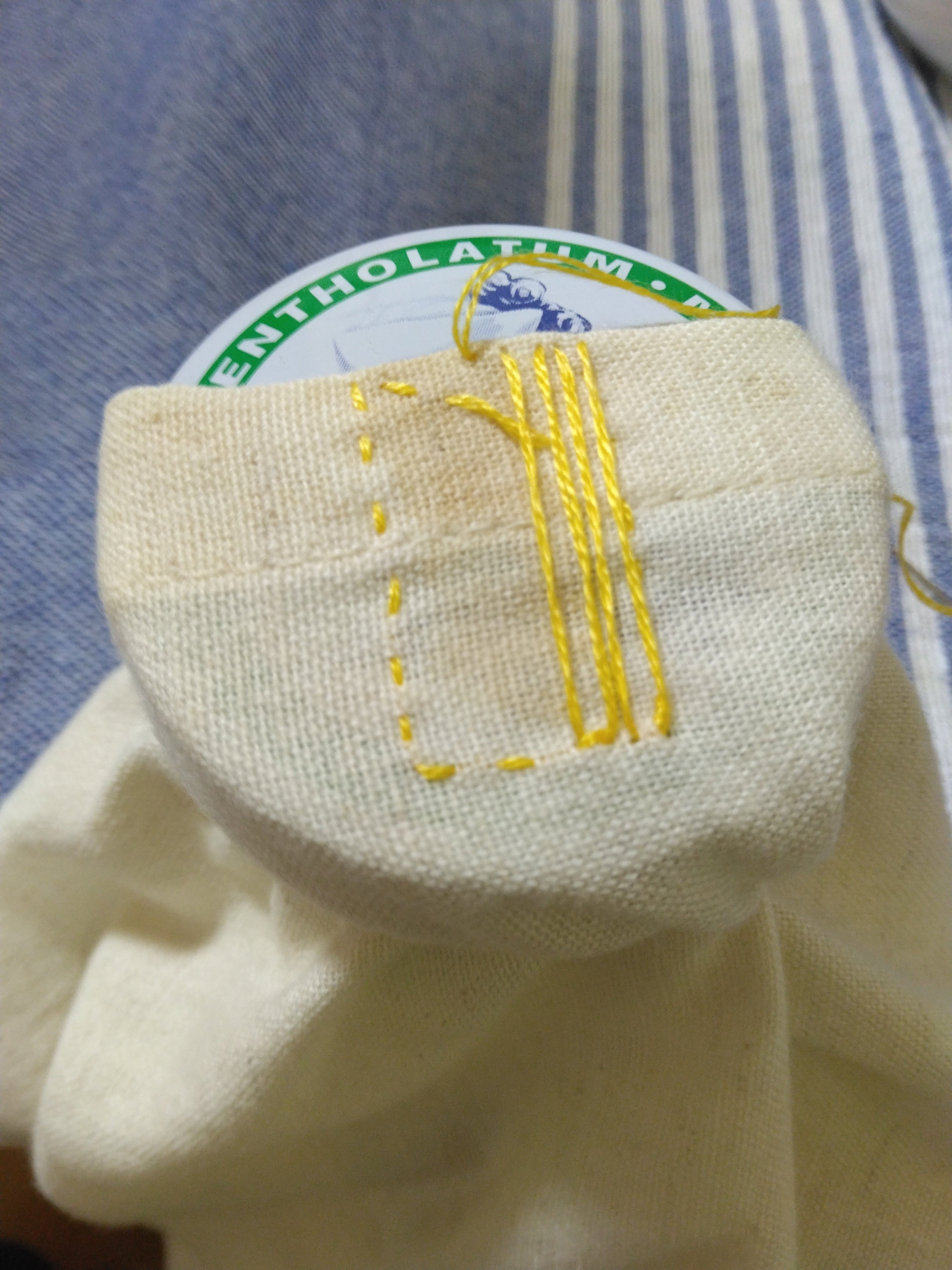 ドイツVintage　手刺繍クロス　黄色い糸ステッチ きょうの手芸 02 四角のダーニングで知ったこと｜owarimao
