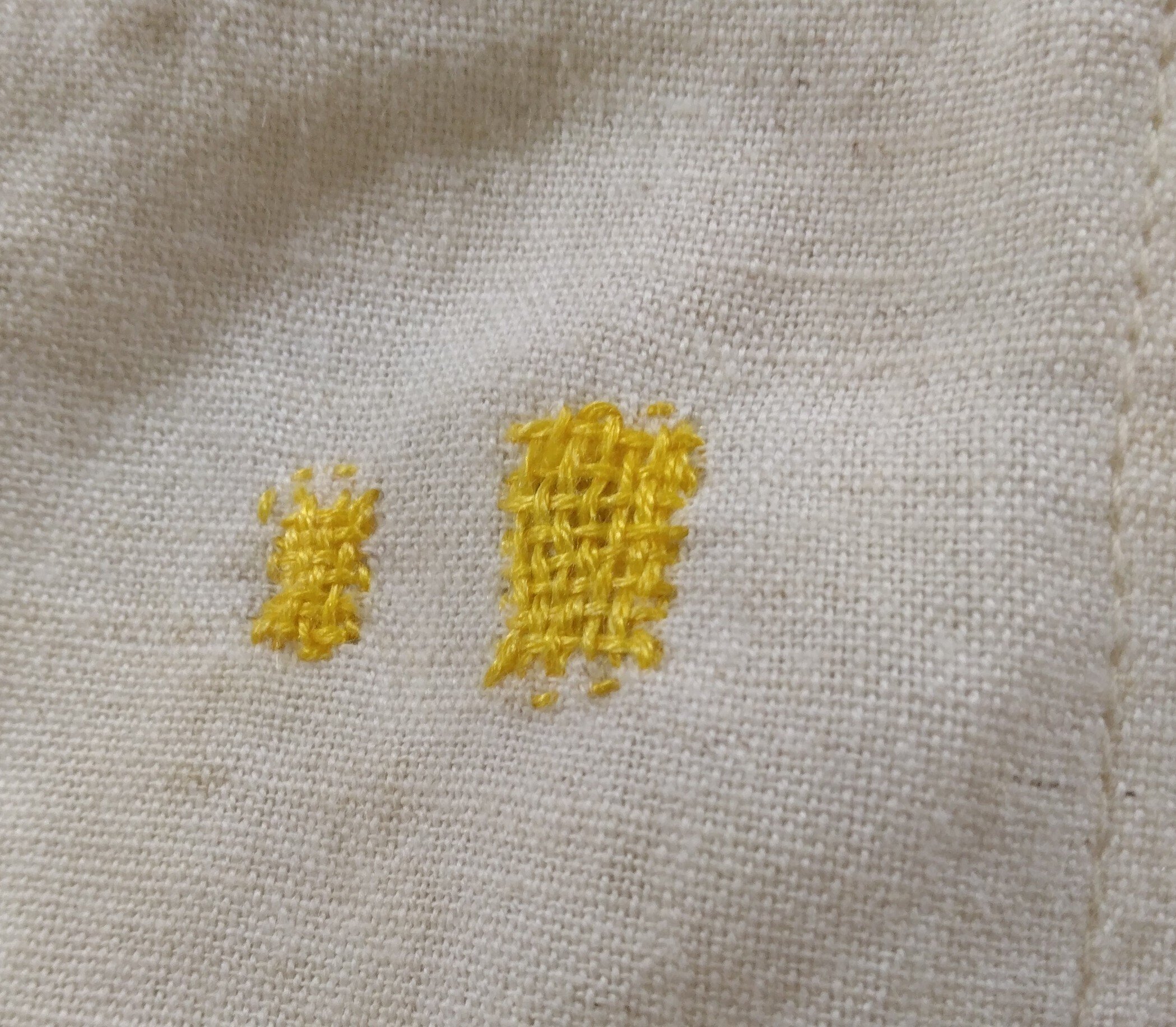 ドイツVintage　手刺繍クロス　黄色い糸ステッチ きょうの手芸 02 四角のダーニングで知ったこと｜owarimao